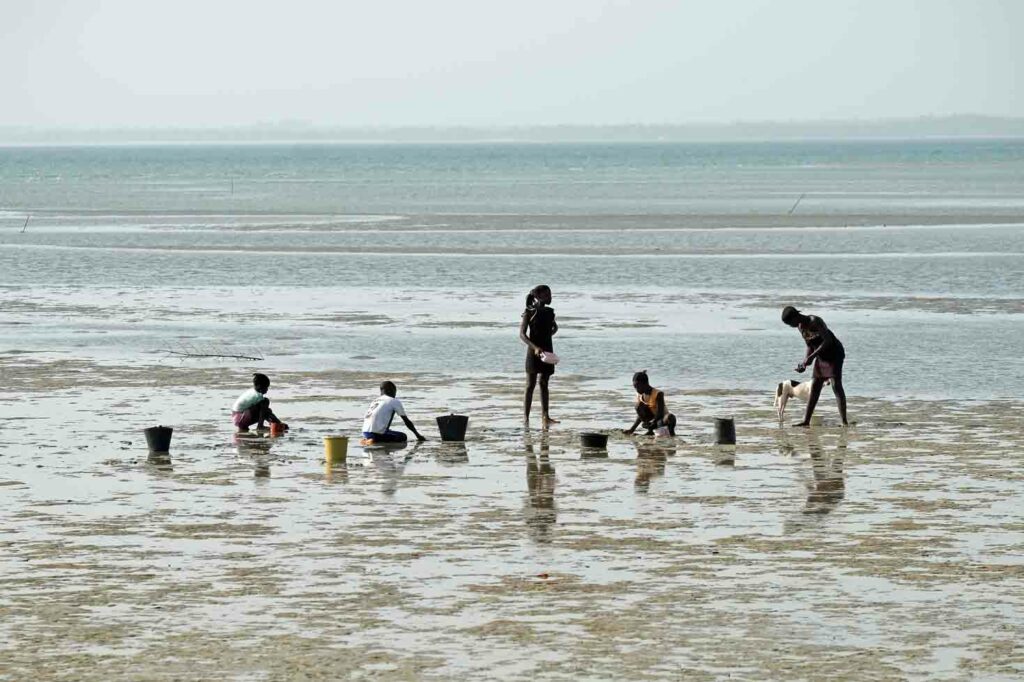 Menschen am Strand, Guinea-Bissau