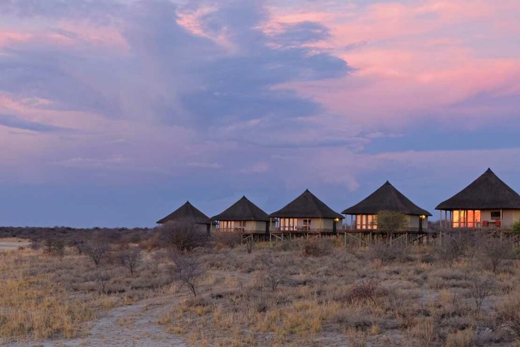 Sonnenaufgang in der Ongula Vollage Homestead Lodge