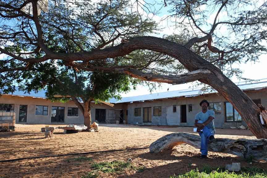 Floyd Hambira auf dem Gelände des Projektes Ewe Retu, Namibia
