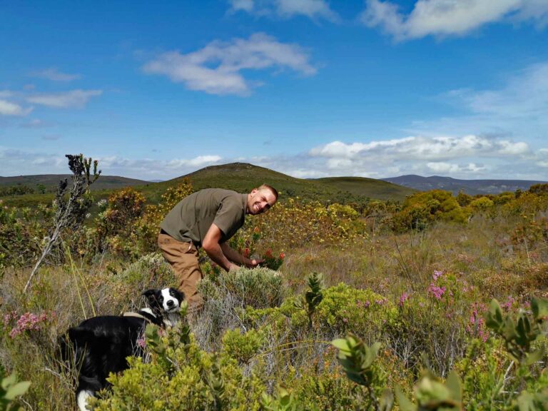 Mike Fabricious im Fynbos mit seinem Hund Monk