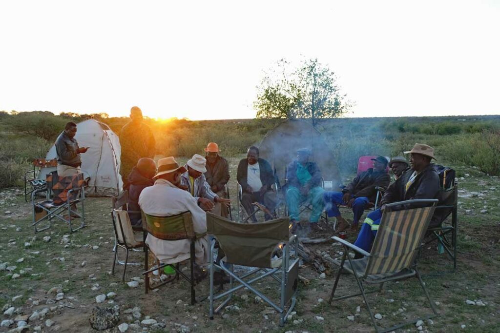 Alte Männer aus Ovinjuru beim Sonnenuntergang