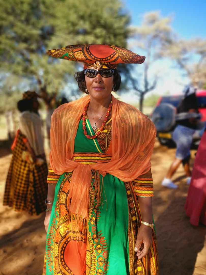 Hererofrau in Tracht mit Sonnenbrille