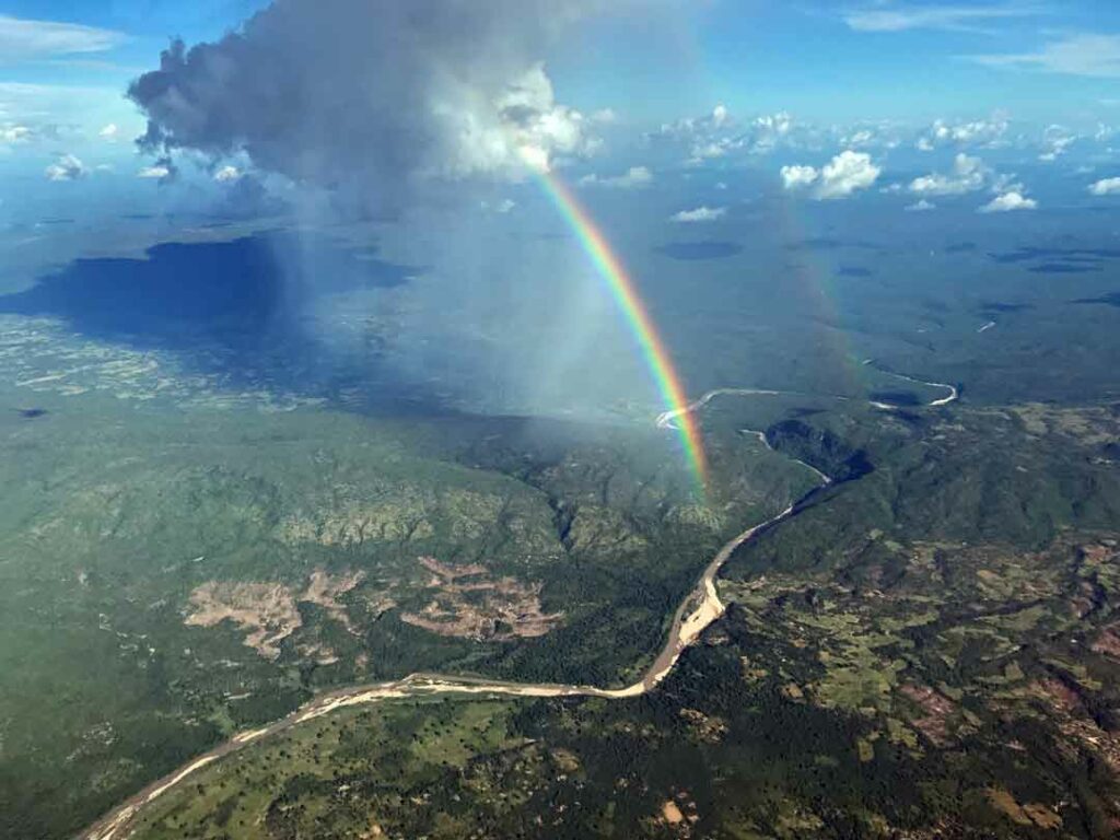 Vogelperspektive mit Regenbogen