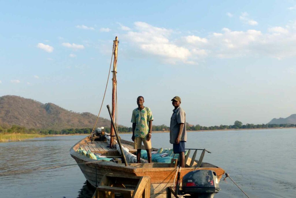 Zwei Fischer auf dem Malawisee, Malawi