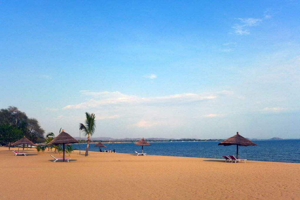 Sandstrand mit Liegestühlen am Malawisee