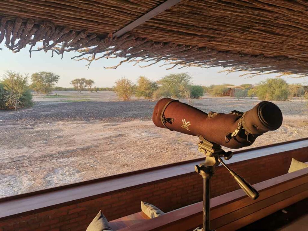 Aussichtspunkt mit Fernrohr für Wildlife