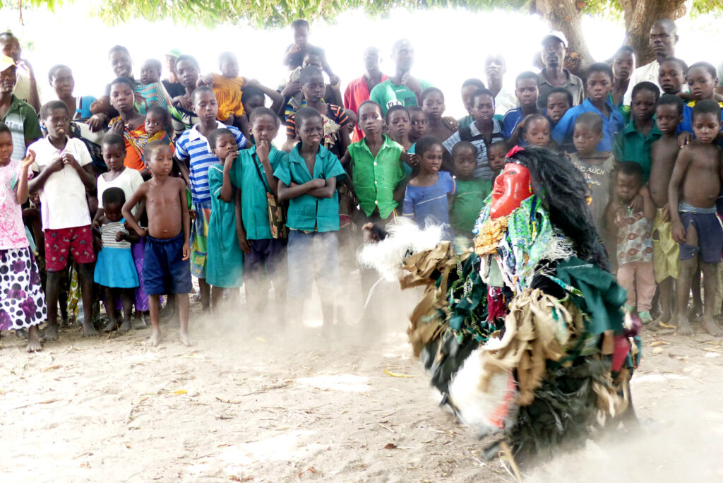 Gule Wamkulu, Reaktion der Kinder