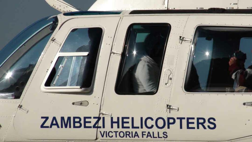 Helikopter zum Überfliegen der Vicotoriafälle
