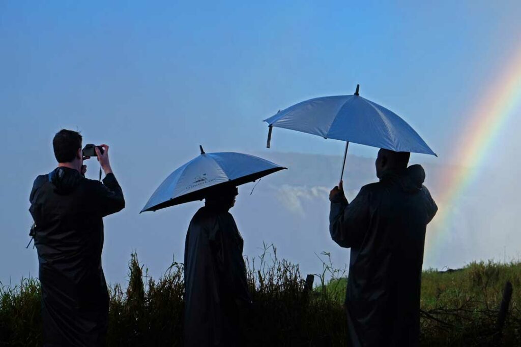 Regenschirme als Spritzwasserschutz an den Victoriafällen