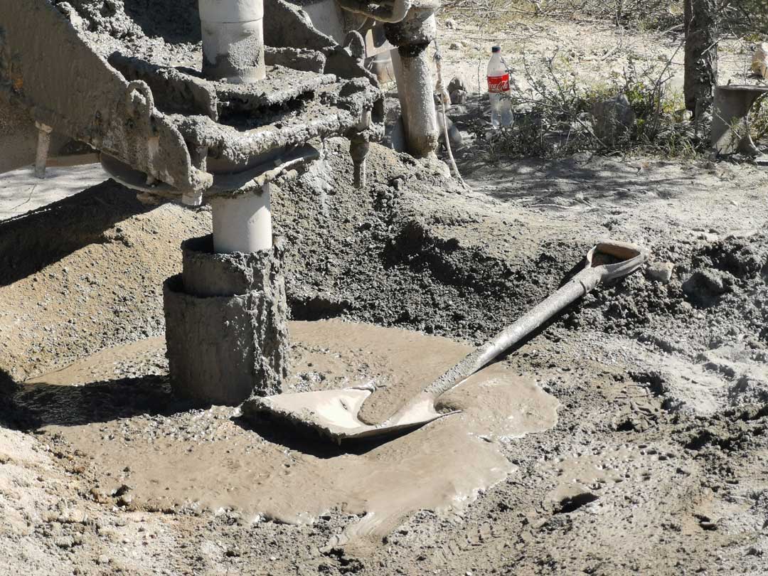 Die Wassersuche war erfolgreich. Aus dem Bohrloch kommt Wasser.