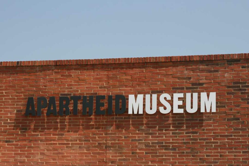 Frontschild des Apartheid Museums
