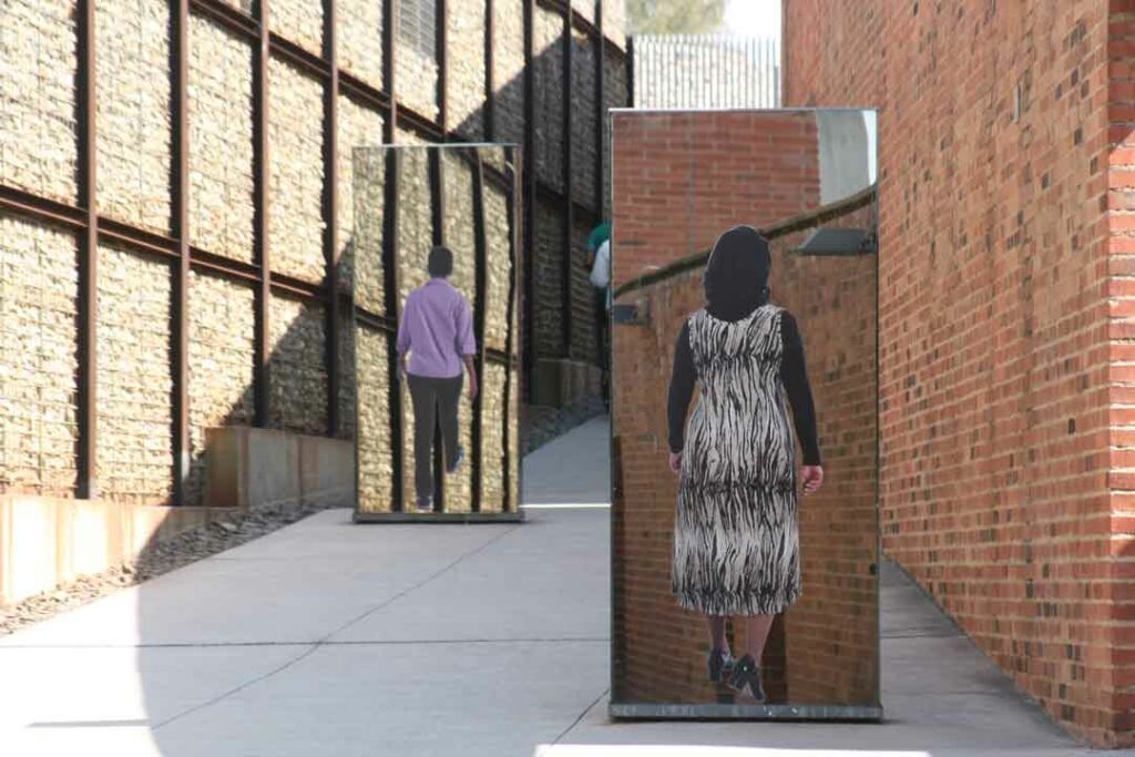 Abbild von zwei Menschen von hinten im Nelson Mandela Museum