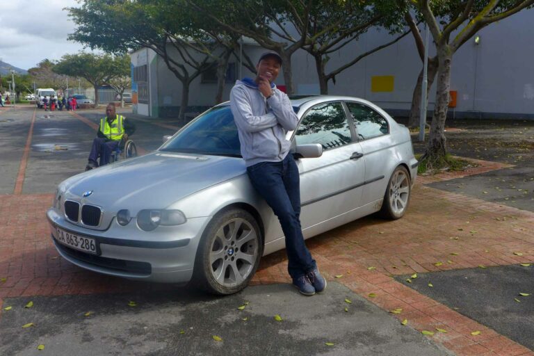 Im Township Langa in Kapstadt posiert Siviwe vor seinem Auto