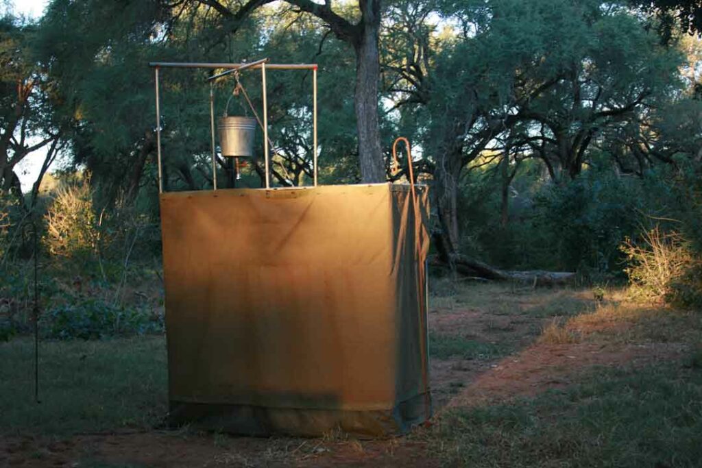 Die kreative Dusche im Safari-Luxus-Camp im Krüger Nationalpark
