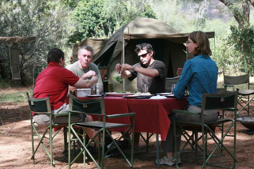 Frühstück im Safari-Camp im