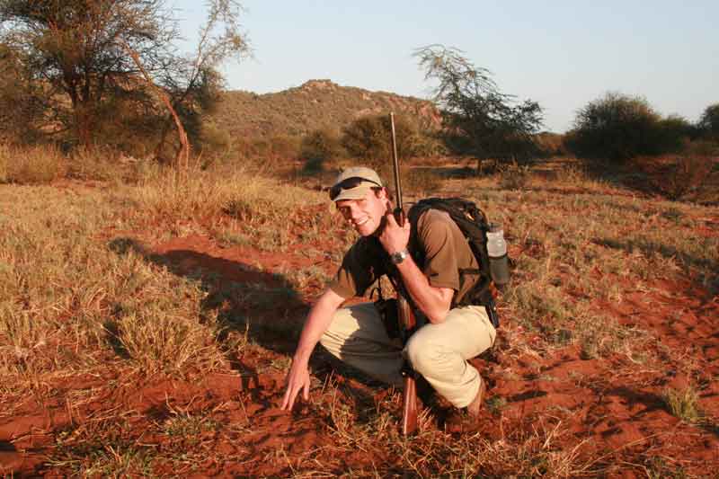 Safari-Guide Callum in der Savanne im Krüger Nationalpark