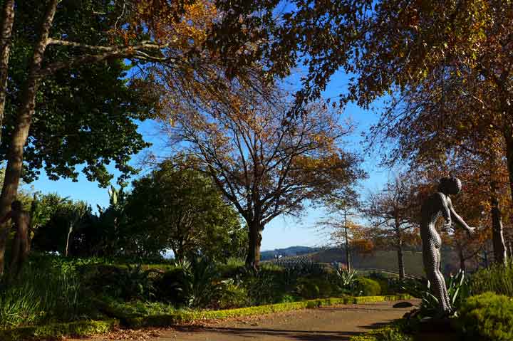 Kunstskulptur in einem gepflegten Garten in den Winelands, Südafrika