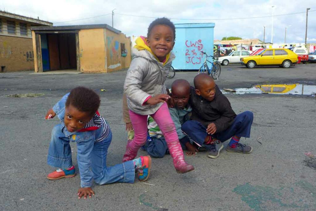 Eine Gruppe Kinder posiert für ein Foto im Township Langa in Kapstadt