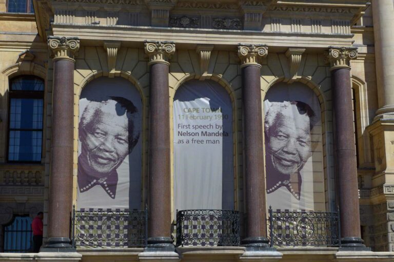 Die Frontansicht des Nelson Mandela Museum Kapstadt