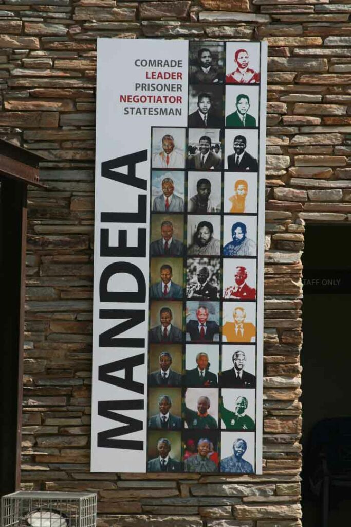 Informatives Schild über Nelson Mandela am Nelson Mandela Museum
