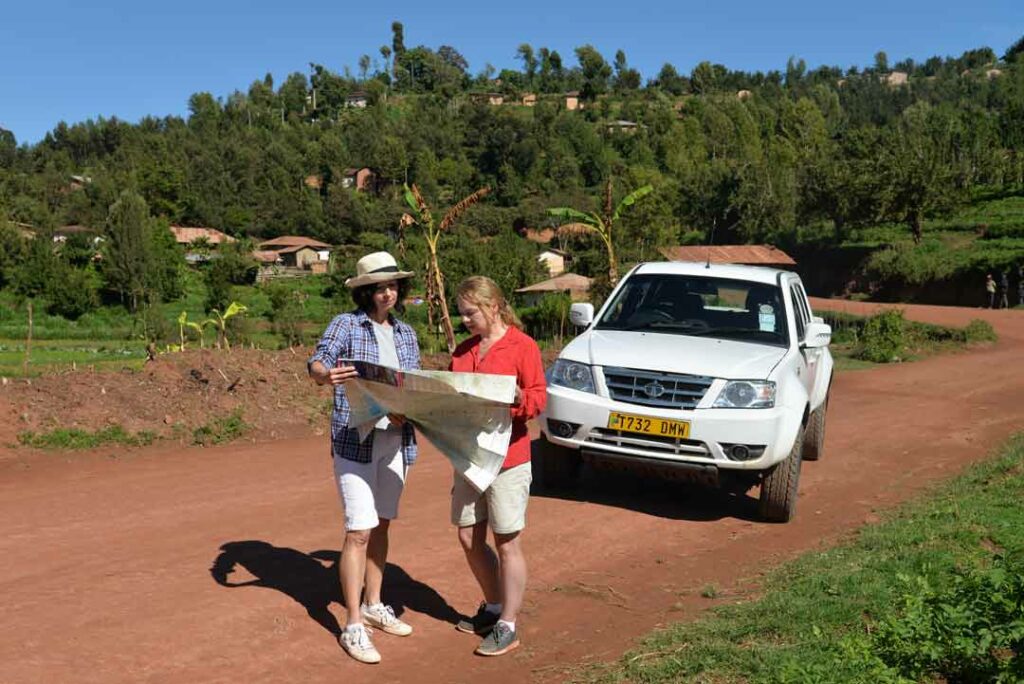 Jutta Lemcke sucht auf einer Karte nach dem Weg im Tansania Urlaub