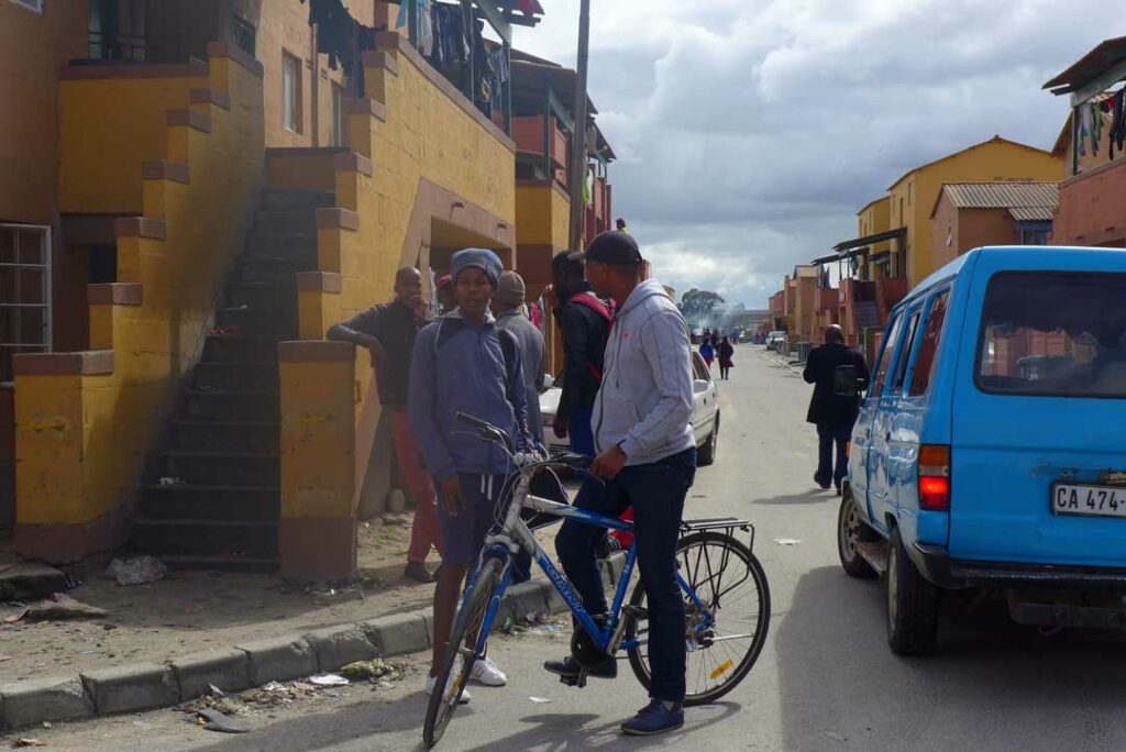 Township Langa in Kapstadt, Siviwe quatscht mit Bekannten