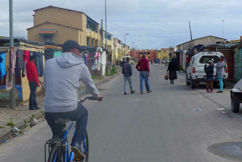 Siviwe fährt durchs Township Langa in Kapstadt auf seiner Fahrradtour