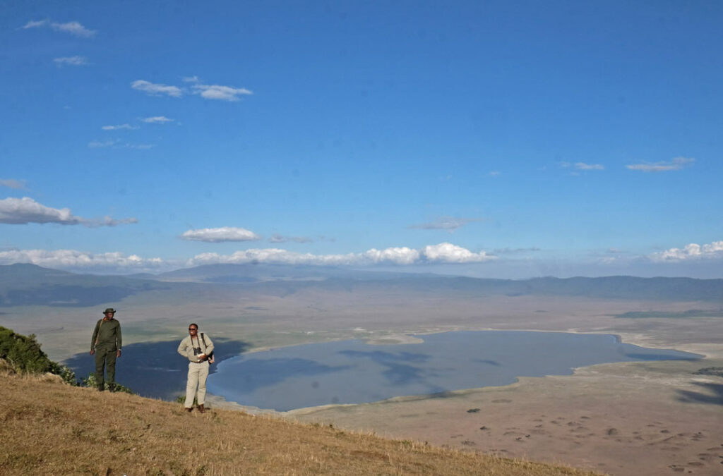 Guides stehen am Kraterrand des Ngorongoro KRaters in Tansania