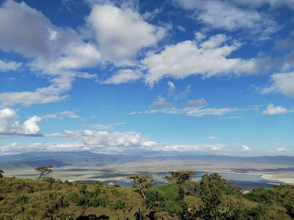 Blick in den Ngorongoro Krater im Tansania Urlaub