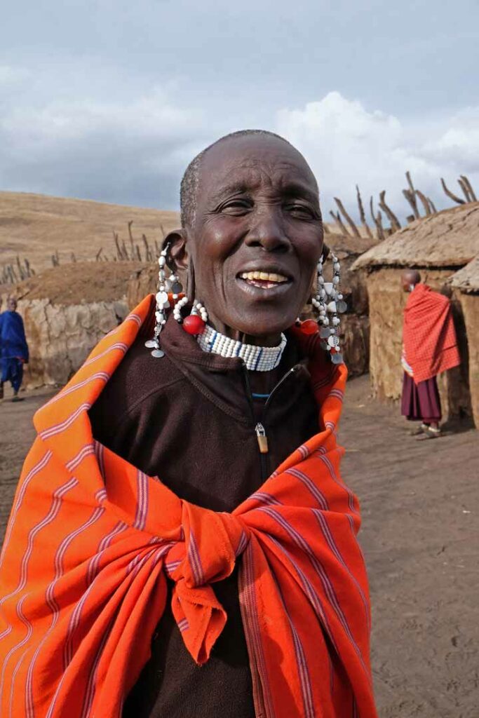 Ein Maasai in traditioneller Kleidung