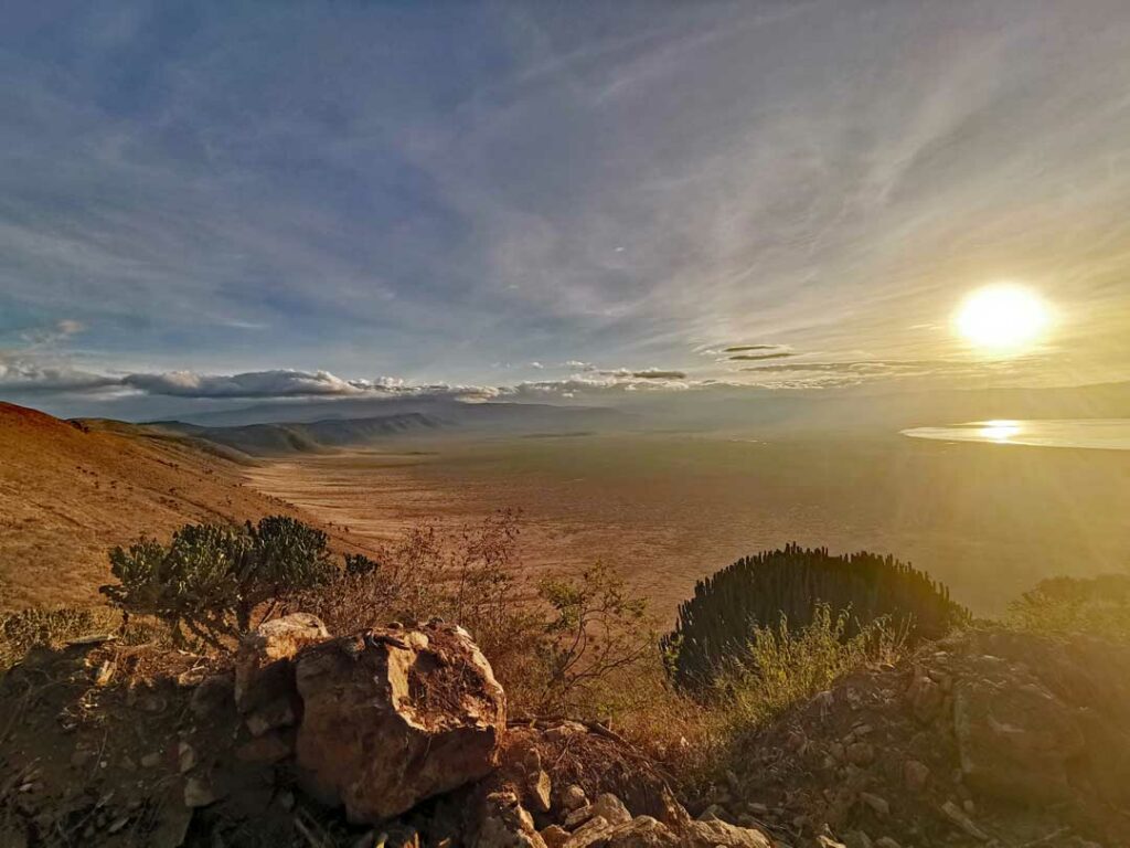 Panoramablick im Tansania Urlaub über den Ngorongoro Krater