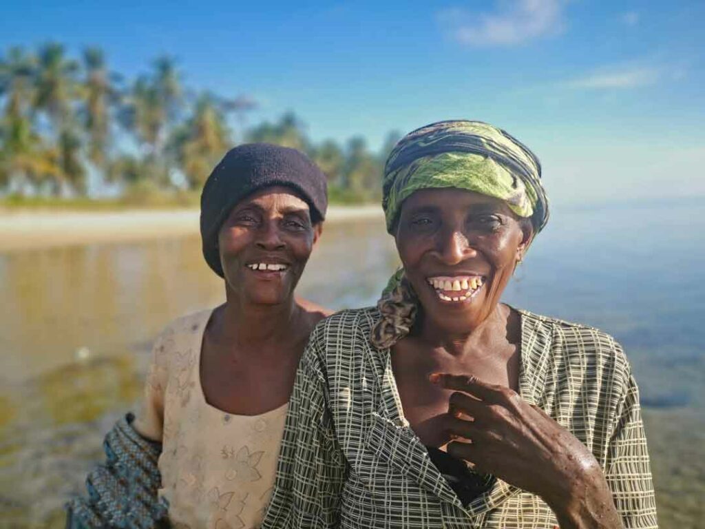 Zwei Fischerinnen am Kijongo Bay Beach