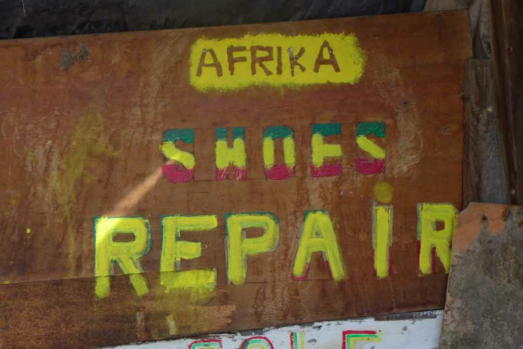 Schuhreperaturshop im Township Langa in Kapstadt