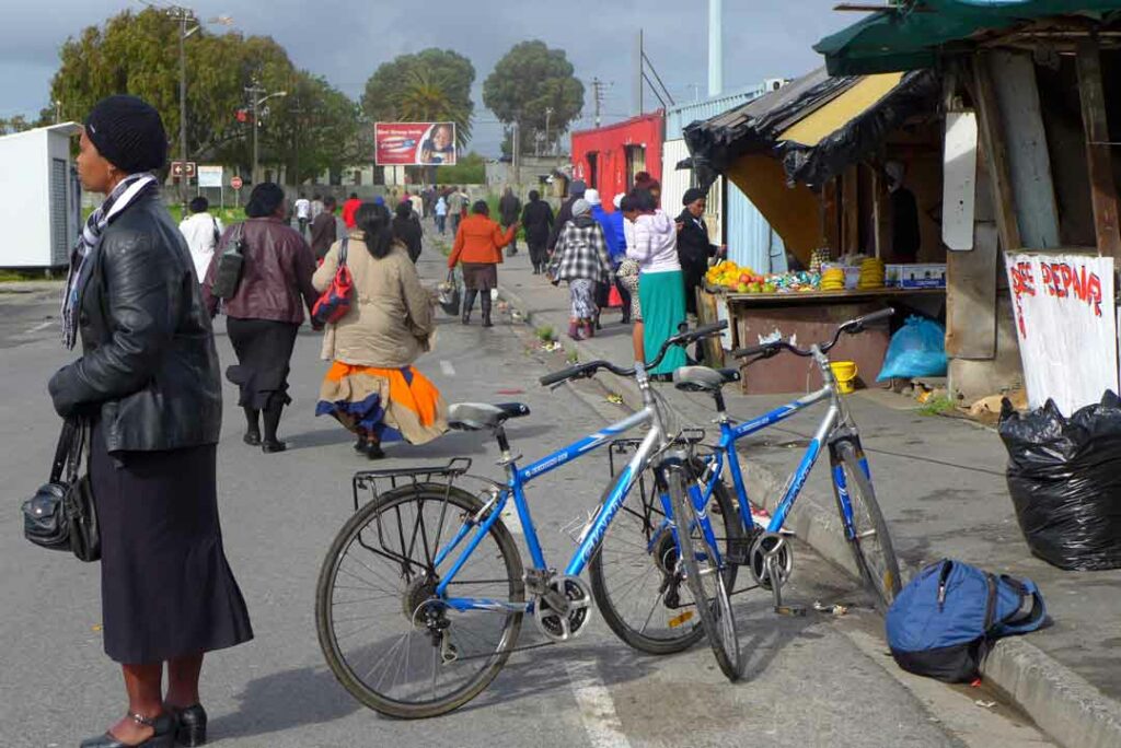 Szene im Township Langa in Kapstadt auf der Fahrradtour von Siviwe von "vamos"
